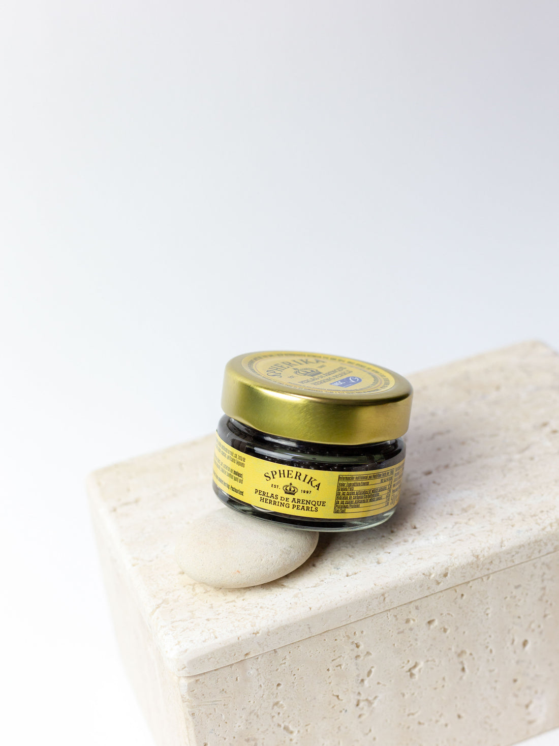 esferas negras de arenque ahumado