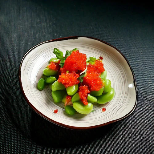 Aperitivo de edamames con esferas de pescado