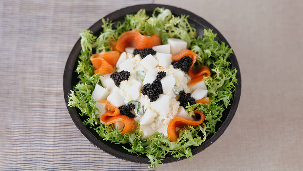 ENSALADA CON SALMÓN AHUMADO Y AVRUGA