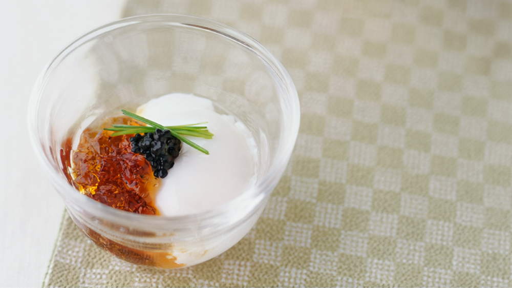 HUEVO POCHÉ CON GELATINA DE CALDO DE BONITO Y SPHERIKA PERLAS DE ARENQUE