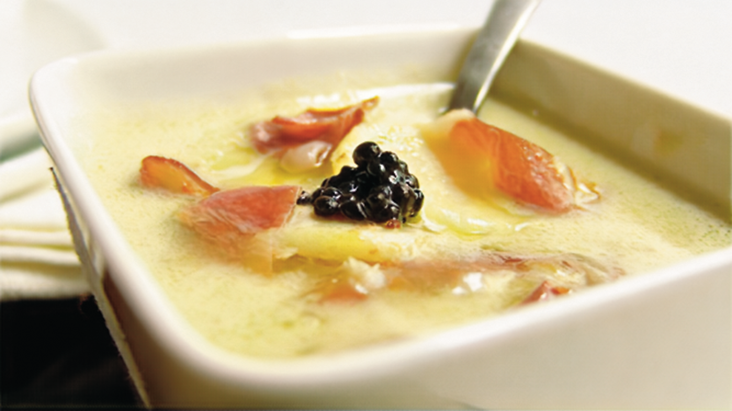 CREMA DE MELÓN CON VIRUTAS DE JAMÓN, CRUJIENTE DE PATATA Y SPHERIKA PERLAS DE ARENQUE