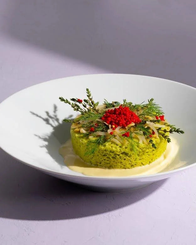 Bizcocho de espinacas con esferas rojas de arenque Spherika