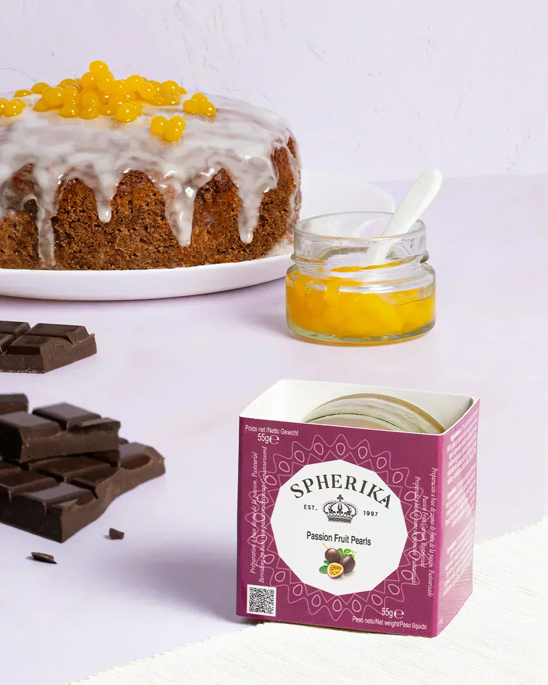 Bizcocho gourmet de cacao con glase de limon y esferas de fruta de la pasión Spherika