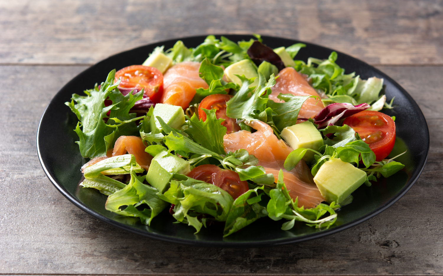 ENSALADA DE ESFERAS DE SALMÓN Y AGUACATE