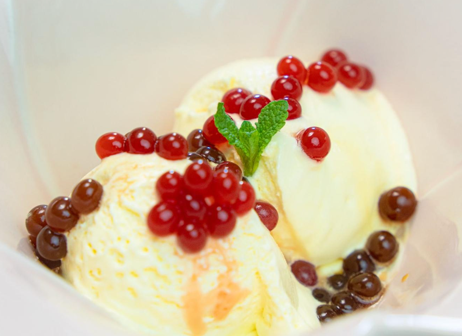 HELADO DE VAINILLA CON ESFERAS DE DÁTIL Y FRESA