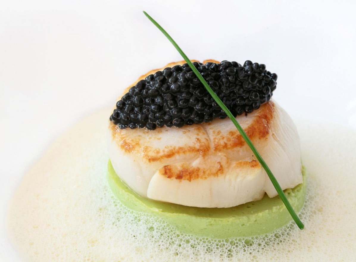 Vieira de hookaido, flan de guisantes y Avruga