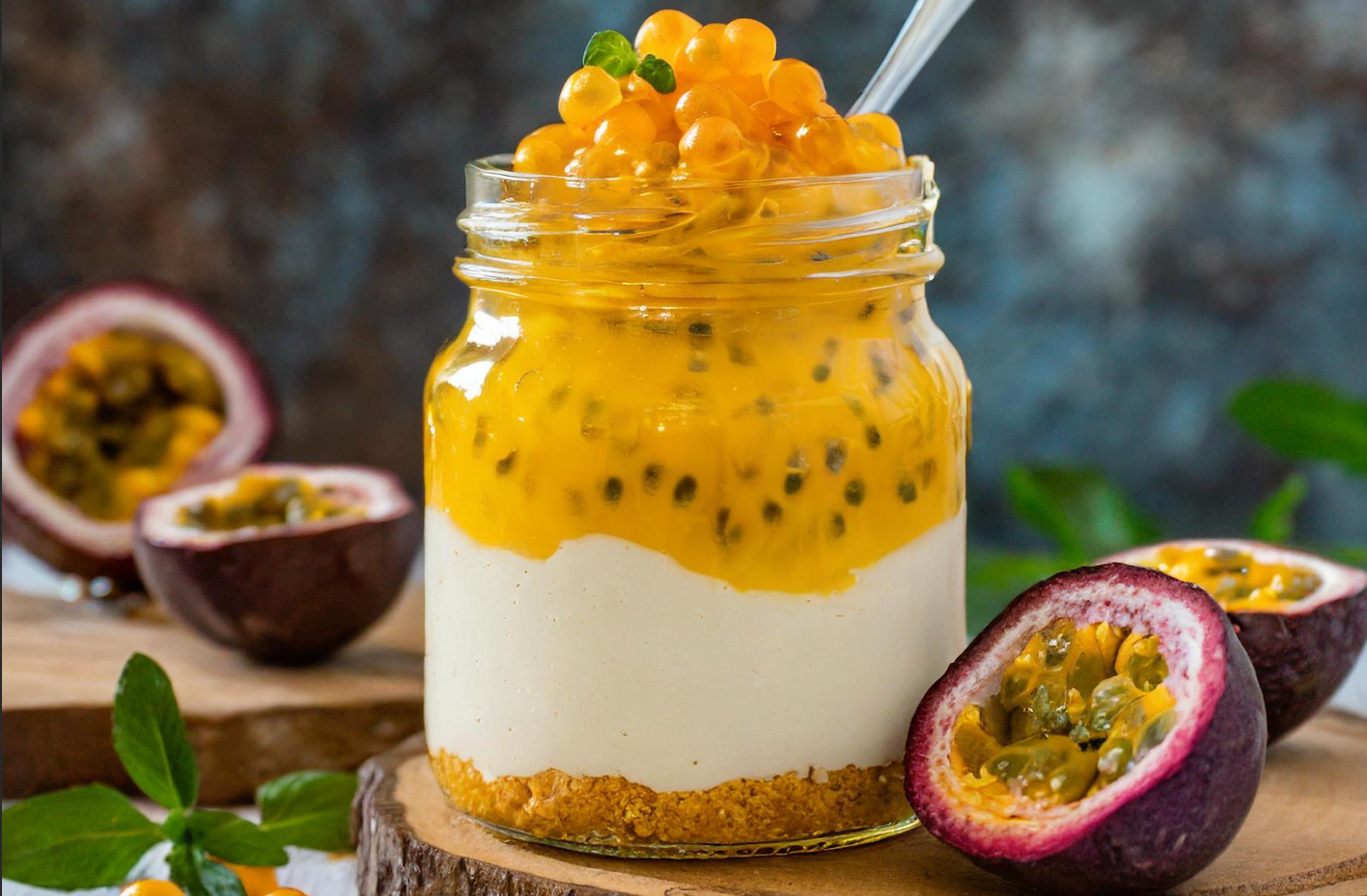 TARTA DE QUESO DECONSTRUIDA CON ESFERAS DE FRUTA DE LA PASIÓN
