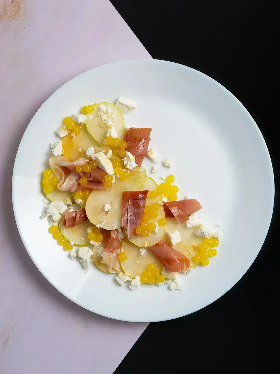 Carpaccio de pera con esferas de lima limón Spherika