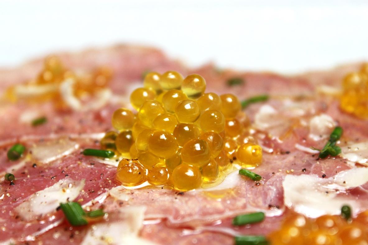 CARPACCIO DE TERNERA CON PERLAS SPHERIKA DE AOVE