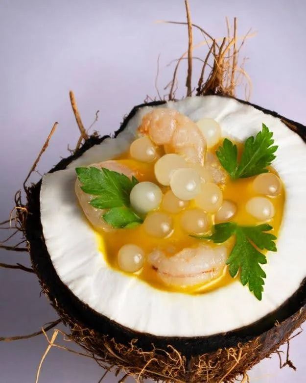 Crema de marisco tropical con esferas de yuzu Spherika