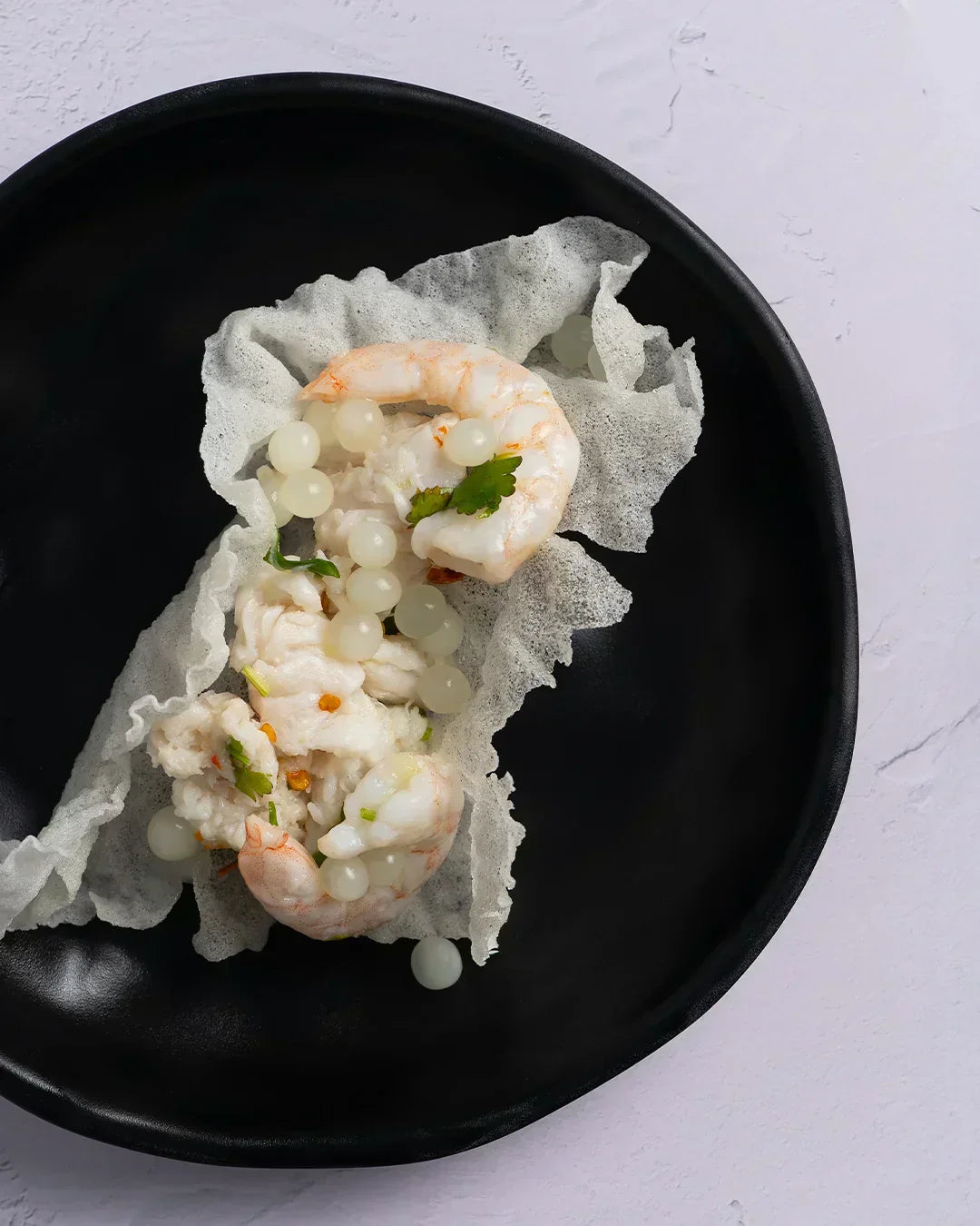 Crispi rice con ceviche y perlas de yuzu Spherika