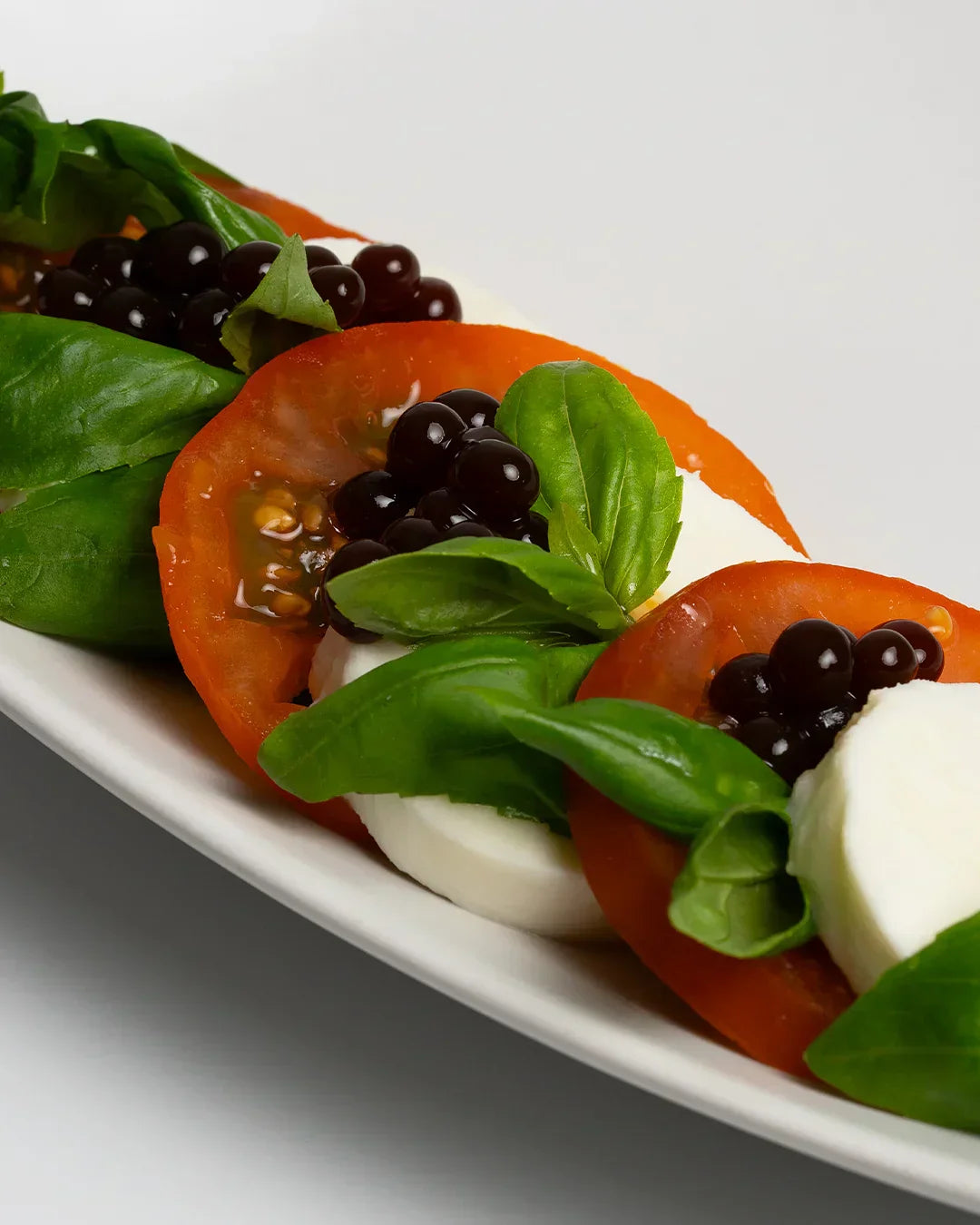 Ensalada caprese con esferas de vinagre balsámico de Módena Spherika