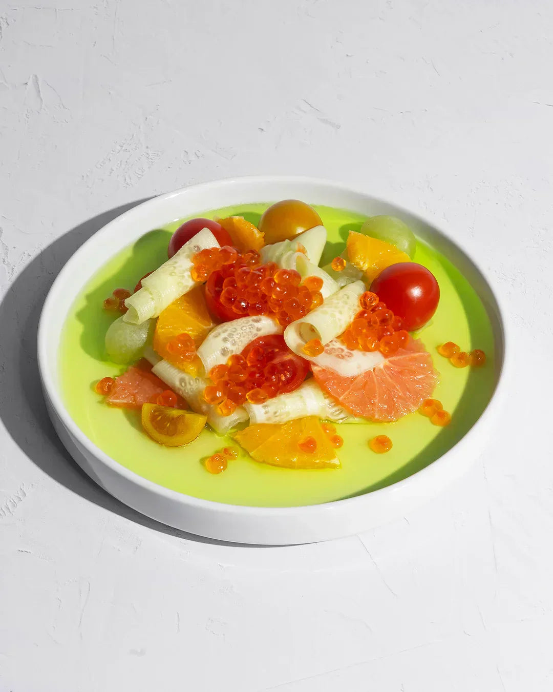 Ensalada cítrica con huevas de salmón keta fresca