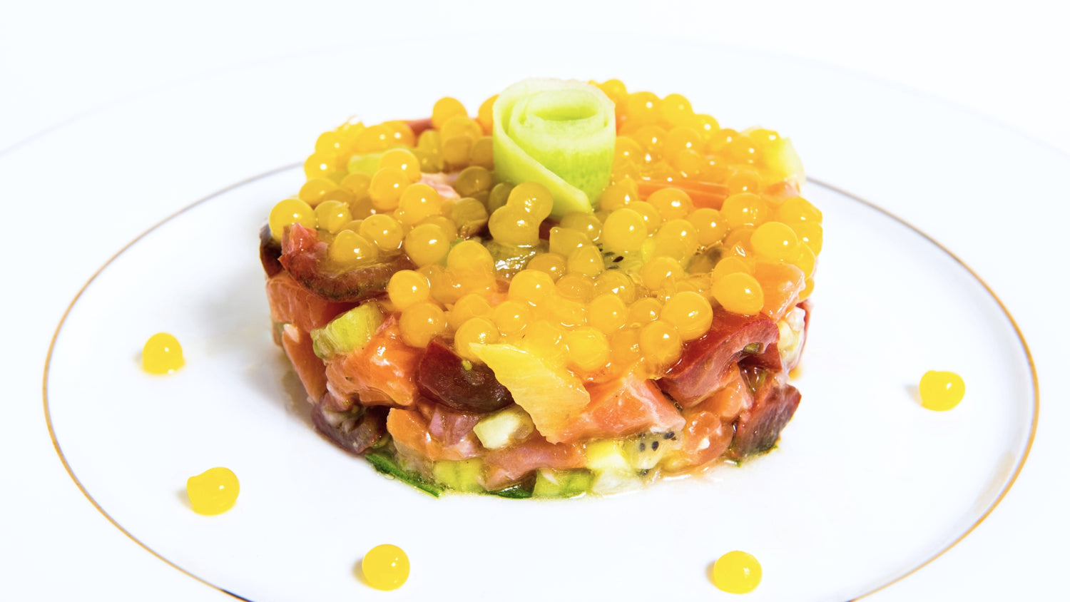 TARTAR DE SALMÓN, SALSA DE NARANJA Y SPHERIKA PERLAS DE FRUTA DE LA PASIÓN