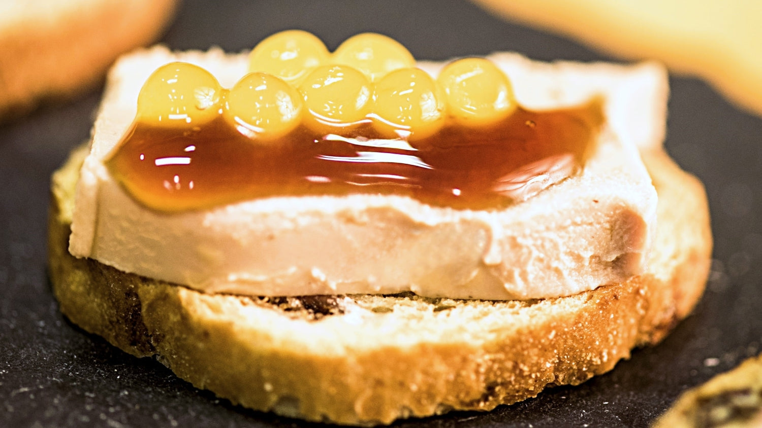 TOSTA DE FOIE CON CREMA DE VINAGRE DE PEDRO XIMÉNEZ Y SPHERIKA PERLAS DE FRUTA DE LA PASIÓN