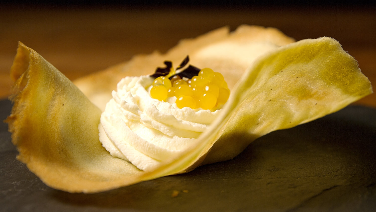 TULIPAS CON CREMA DE MASCARPONE AL AROMA DE CAFÉ Y SPHERIKA PERLAS DE FRUTA DE LA PASIÓN