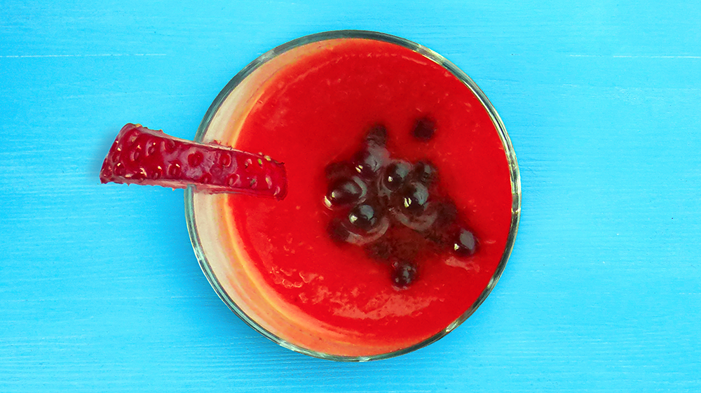 GAZPACHO DE TOMATE Y FRESA CON PERLAS SPHERIKA DE FRESA