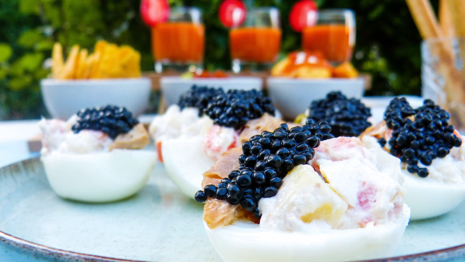 HUEVOS RELLENOS DE ENSALADILLA RUSA CON PERLAS DE ARENQUE