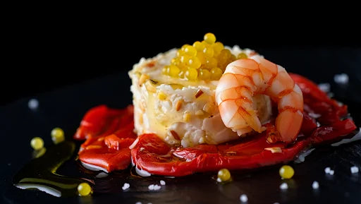 Pimiento del cristal, queso con piña y almendras, gamba cocida y esferas de aceite de oliva Spherika