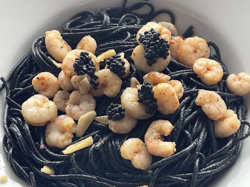Spaguettis al Nero di seppia con gambas y esferas de anchoas