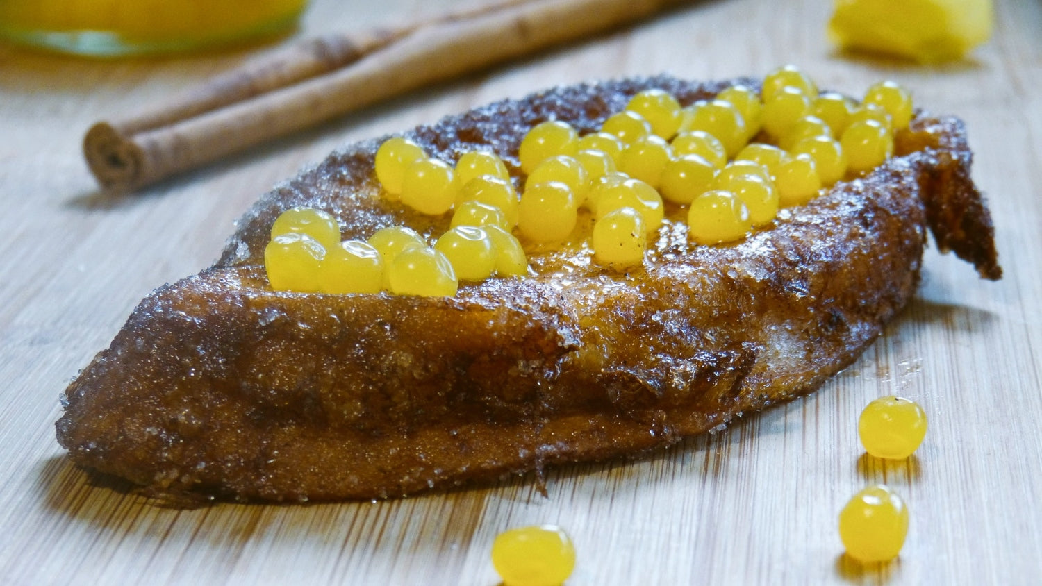 TORRIJAS CON PERLAS SPHERIKA DE FRUTA DE LA PASIÓN