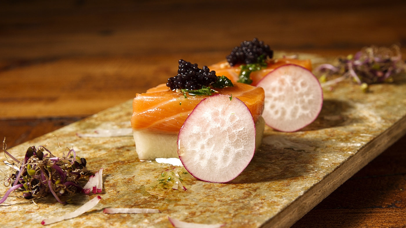 TAQUITOS DE SALMÓN Y MELÓN CON VINAGRETA DE ENELDO Y HUEVAS DE LUMPO