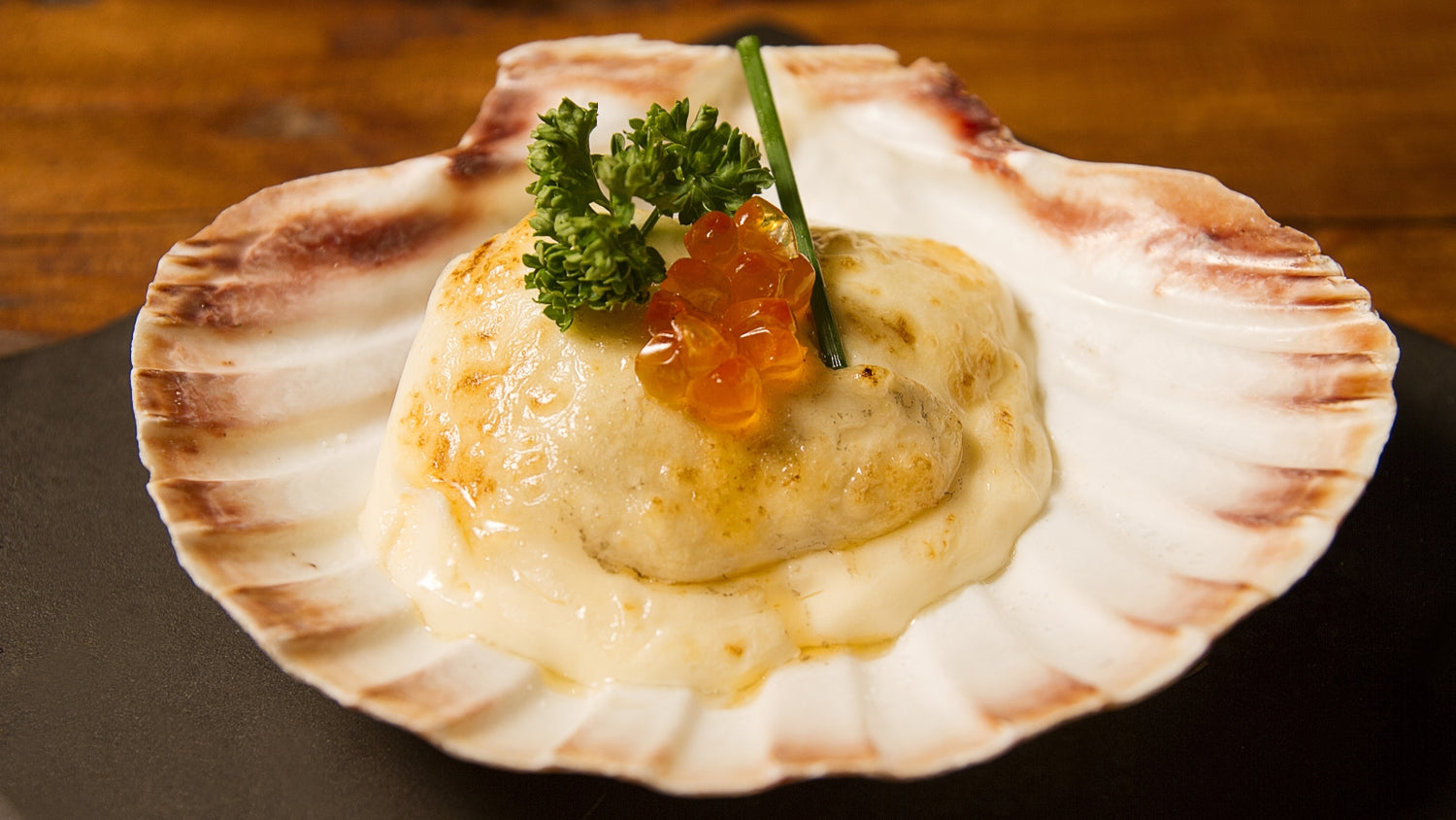 VIEIRA A LA PLANCHA CON MUSELINA DE AJO Y SPHERIKA HUEVAS DE SALMÓN