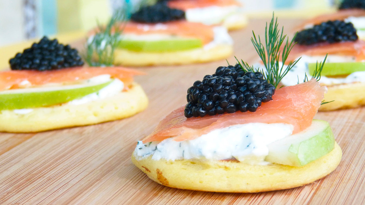 BLINIS CON SALMÓN AHUMADO Y PERLAS DE ARENQUE AVRUGA