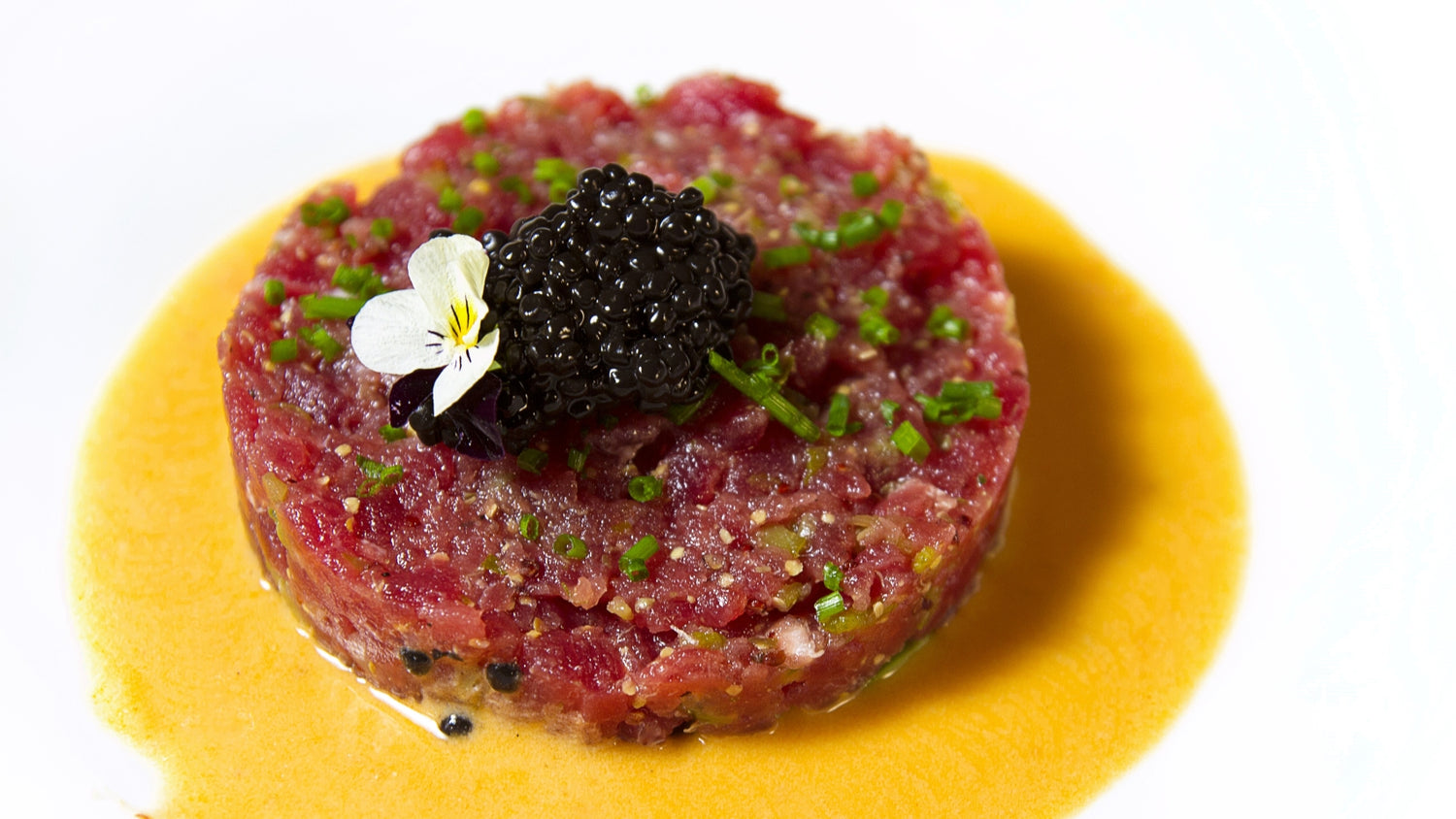 TARTAR DE ATÚN CON CREMA DE BOGAVANTE, AGUACATE Y SPHERIKA PERLAS DE ARENQUE