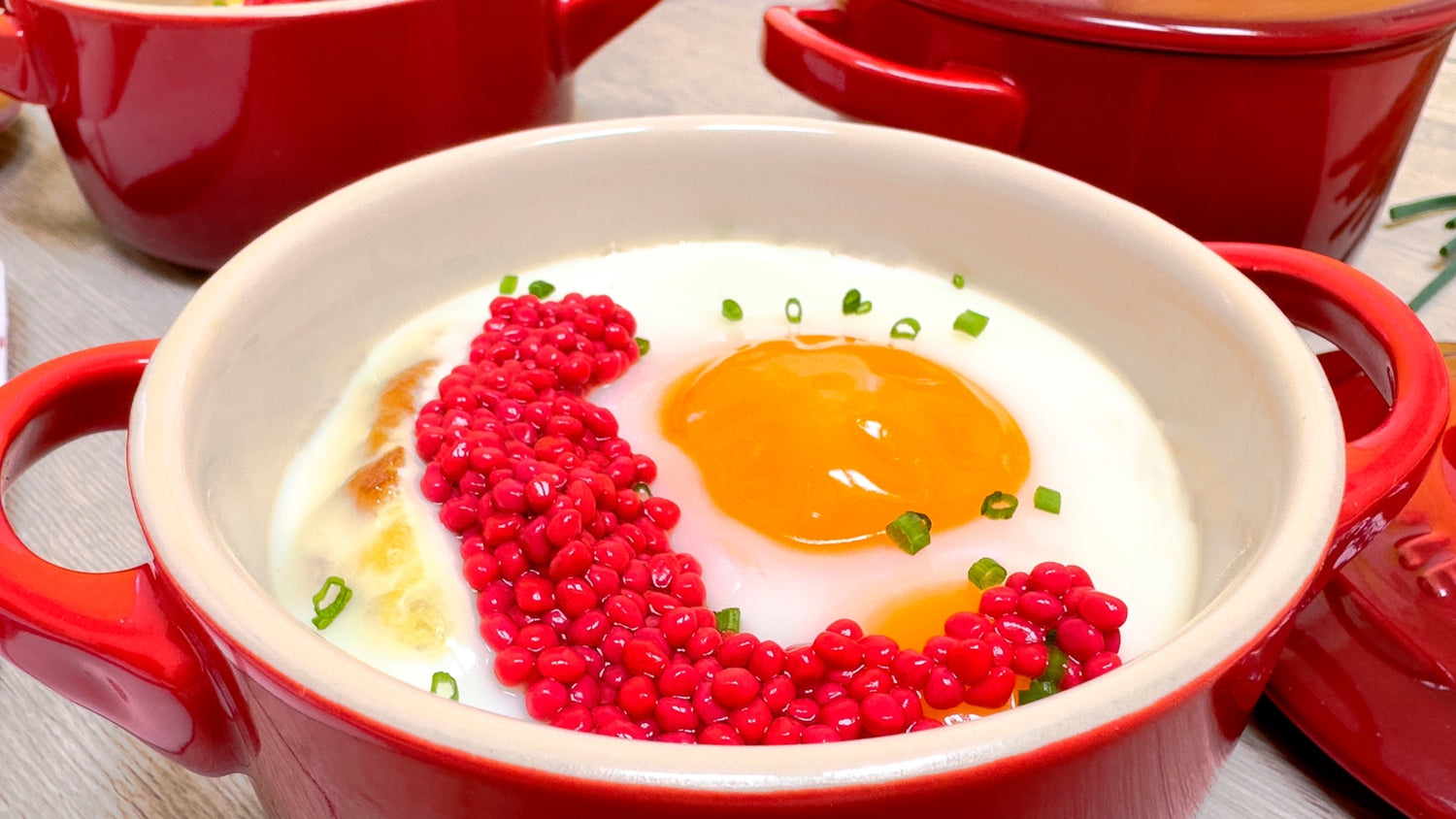 HUEVOS EN COCOTTE CON PERLAS ROJAS DE ARENQUE AHUMADO SPHERIKA