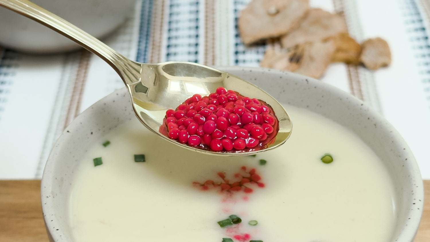 VICHYSSOISE DE PERA CON PERLAS ROJAS DE ARENQUE AHUMADO SPHERIKA