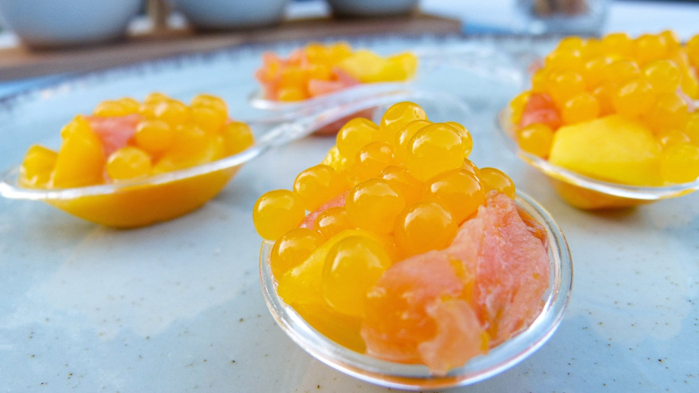 DADOS DE SALMÓN AHUMADO Y MANGO CON PERLAS SPHERIKA DE FRUTA DE LA PASIÓN