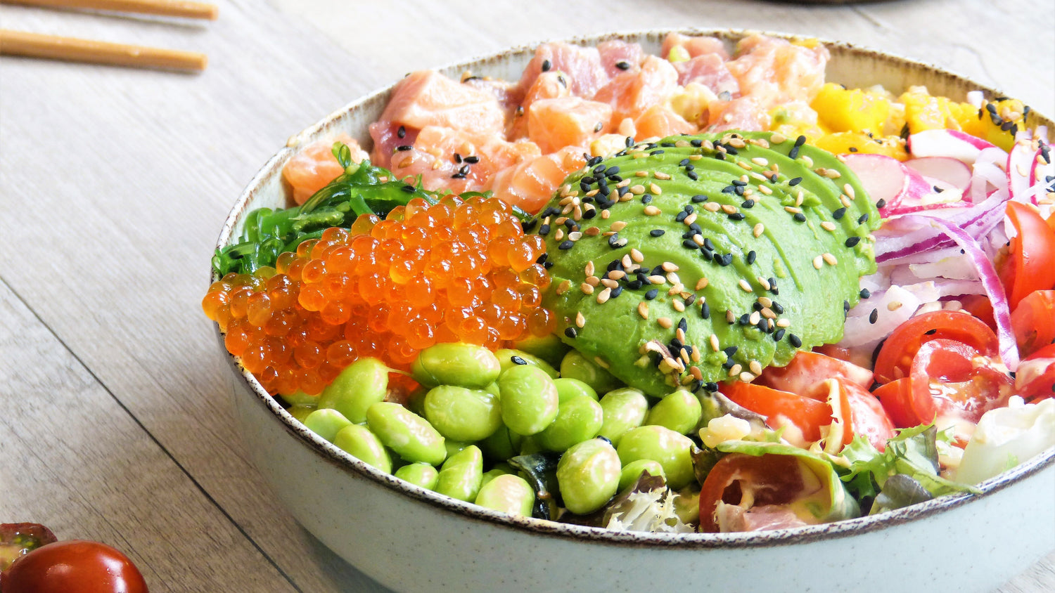 POKE BOWL CON PERLAS SPHERIKA DE SALMÓN