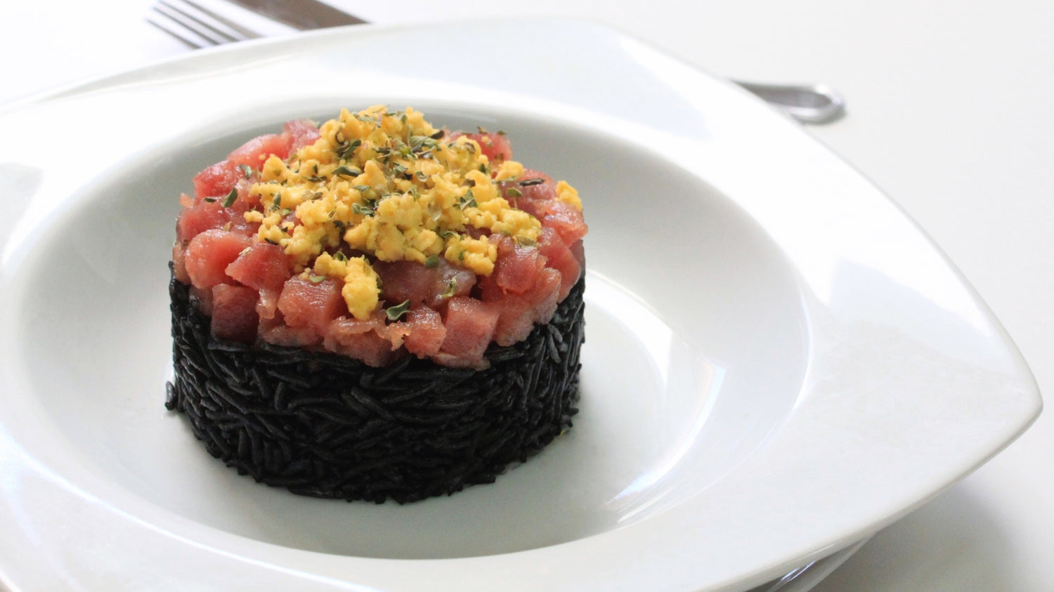 TIMBAL DE ARROZ NEGRO CON TARTAR DE ATUN