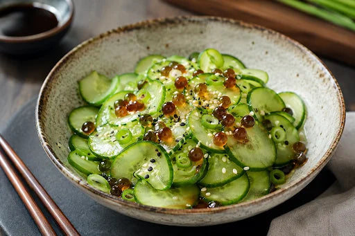 Sunomono de pepino con esferas de salsa de soja Spherika