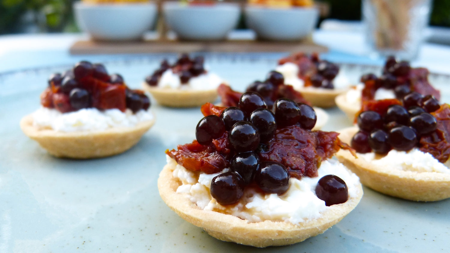 TARTALETAS DE MOUSSE DE QUESO DE CABRA CON TOMATE SECA Y PERLAS SPHERIKAS DE VINAGRE BALSÁMICO DE MODENA