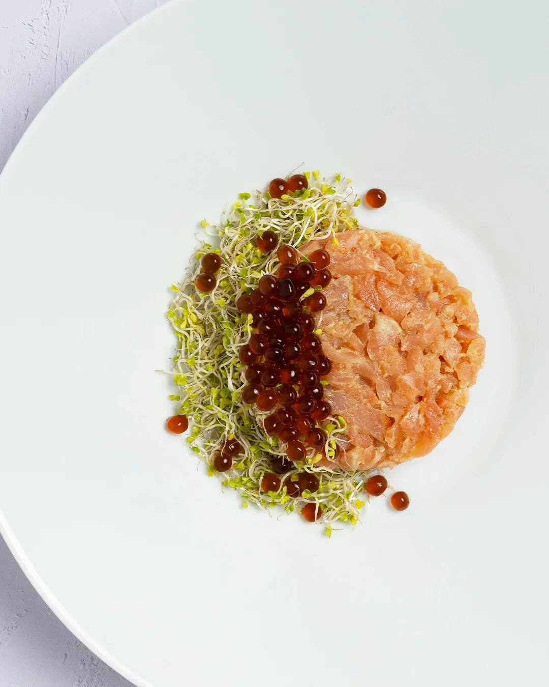 Tartar de salmón con perlas de soja Spherika