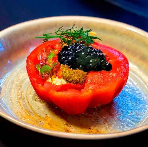 Tomate de buey con esferas de aceite y esturión
