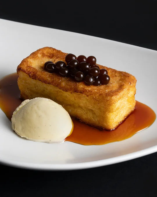 Torrija casera con helado y esferas de dátil Spherika
