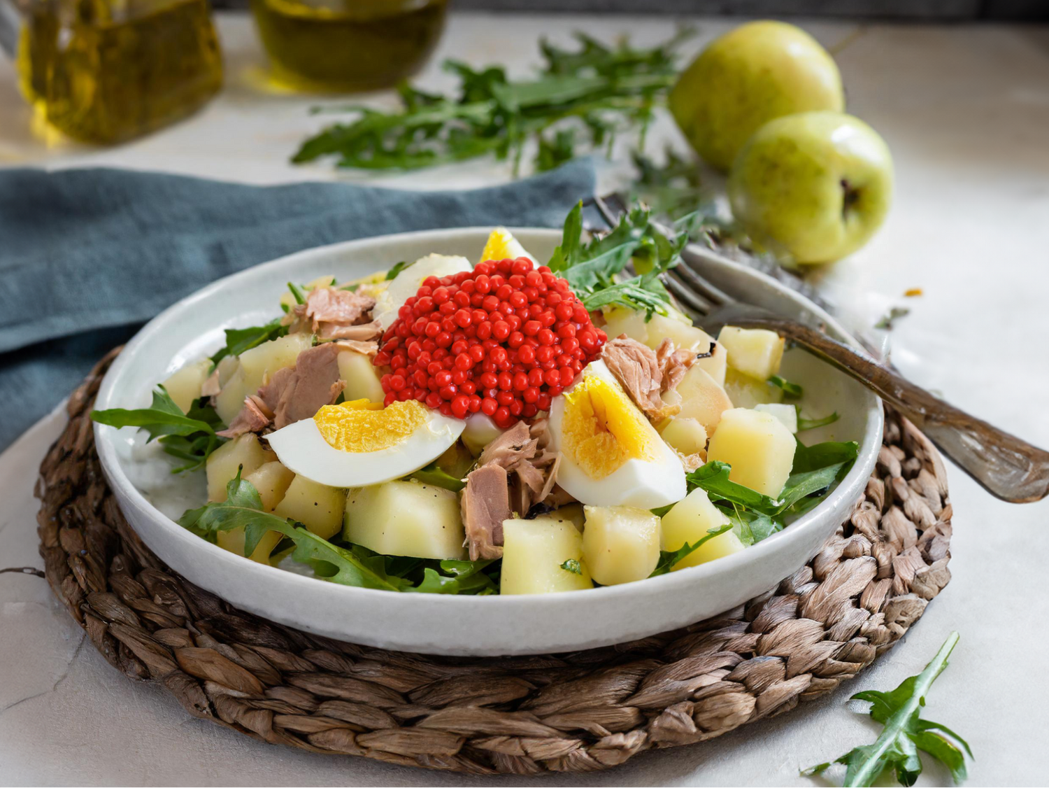 ENSALADA DE RÚCULA, PATATAS, HUEVO Y ATÚN CON ESFERAS ROJAS DE ARENQUE AHUMADO