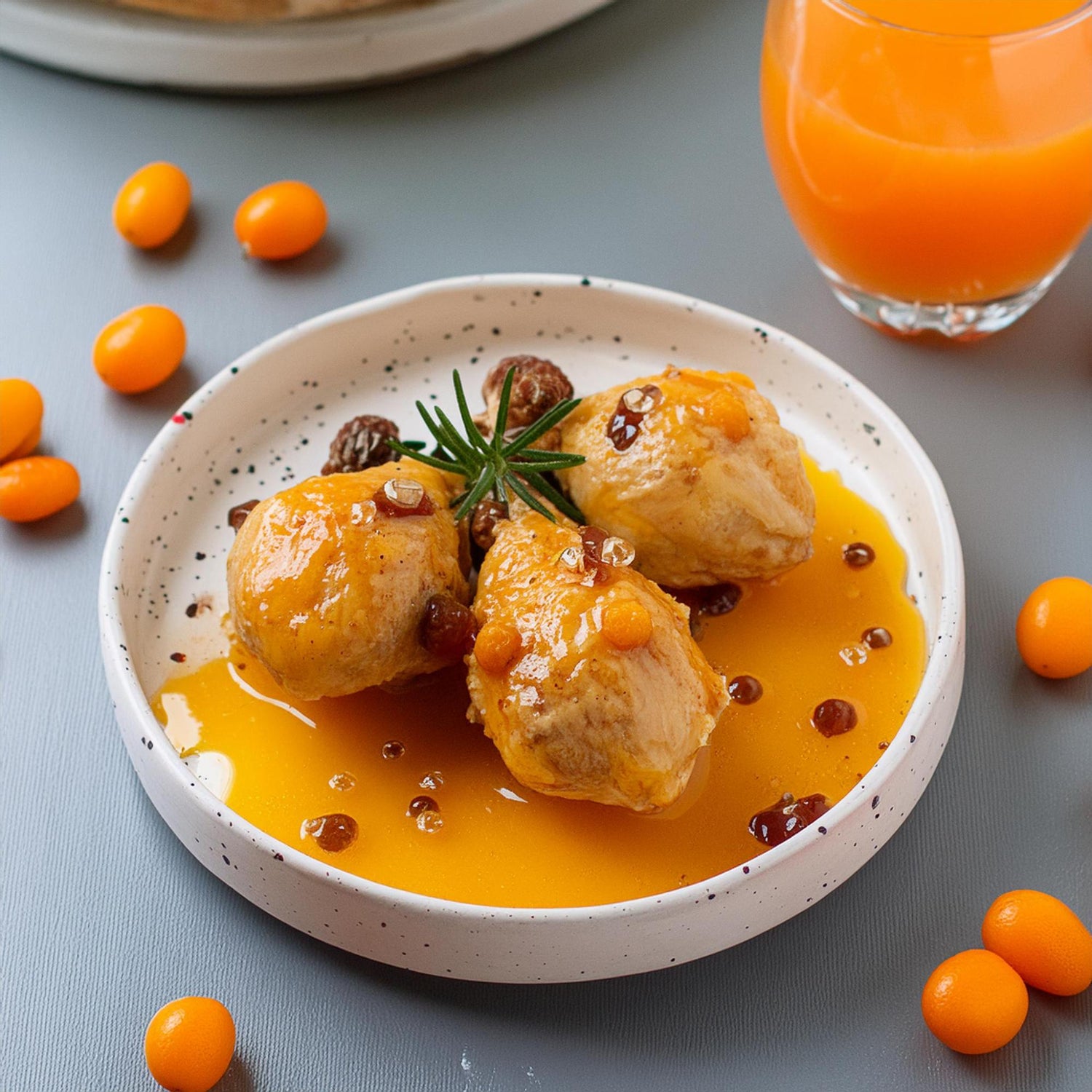 Pollo con esferas de datíl y salsa de naranja