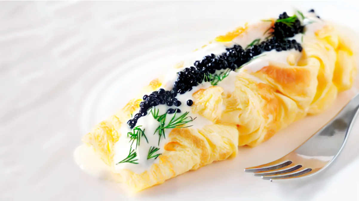 TORTILLA FRANCESA CON AVRUGA DE PERLAS DE ARENQUE